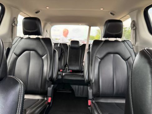 Used 2023 Chrysler Pacifica Touring-L FWD image 46