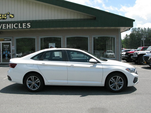 Used 2023 Volkswagen Jetta SE w/ Panoramic Sunroof Package FWD image 3