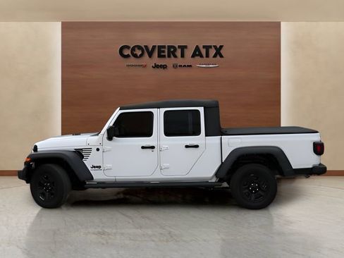 Used 2022 Jeep Gladiator Sport image 2