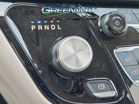 Used 2023 Chrysler Pacifica Touring-L FWD image 21