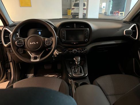Used 2025 Kia Soul LX w/ LX Technology Package FWD image 32