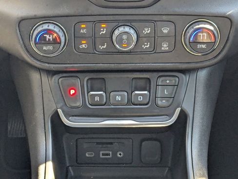 Used 2021 GMC Terrain SLT image 21