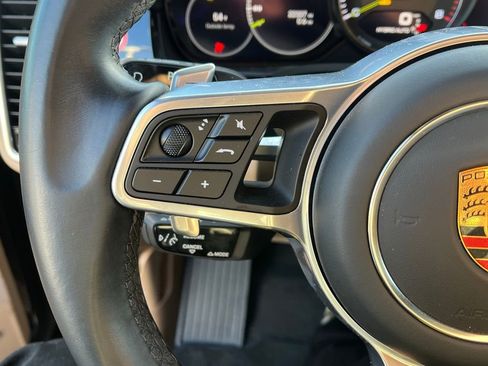 Used 2022 Porsche Cayenne Platinum Edition image 9