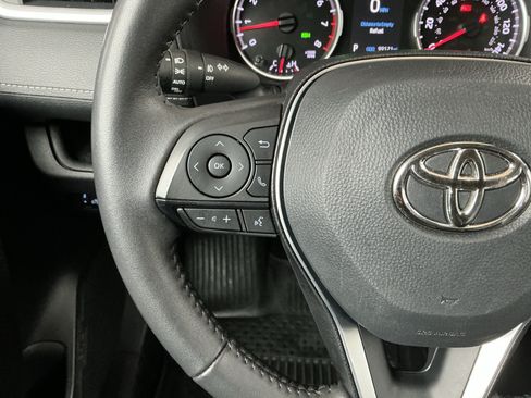 Used 2022 Toyota RAV4 XLE Premium FWD image 11