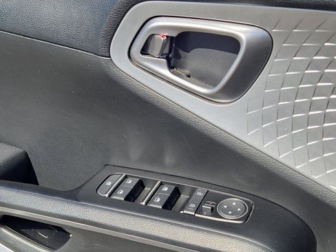 Used 2025 Kia Soul LX w/ LX Technology Package image 18