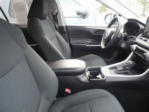Used 2020 Toyota RAV4 LE image 9
