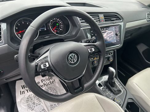 Used 2020 Volkswagen Tiguan SE w/ Panoramic Sunroof Package image 23