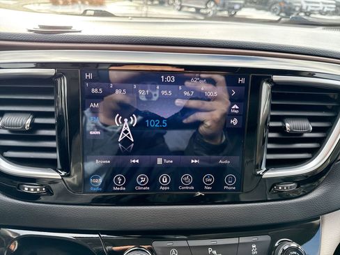 Used 2018 Chrysler Pacifica Touring-L Plus image 17