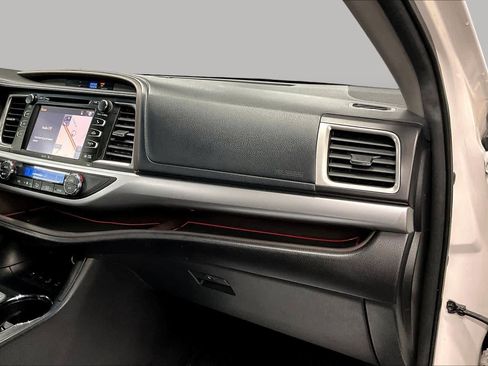 Used 2015 Toyota Highlander XLE AWD/4WD image 18