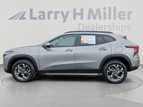 Used 2025 Chevrolet Trax LT w/ Driver Confidence Package FWD image 2
