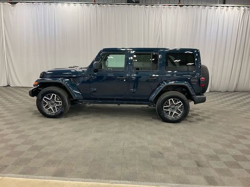 Used 2025 Jeep Wrangler Sahara image 13