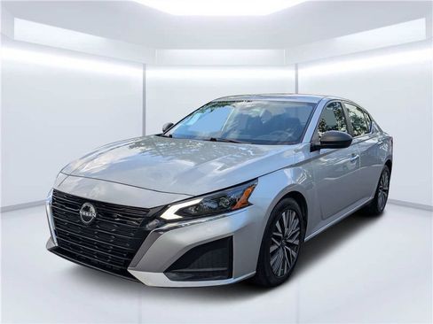Used 2024 Nissan Altima 2.5 SV FWD image 8