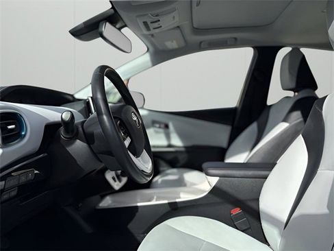Used 2018 Toyota Prius Four image 9