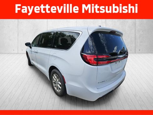 Used 2024 Chrysler Pacifica Touring-L FWD image 10