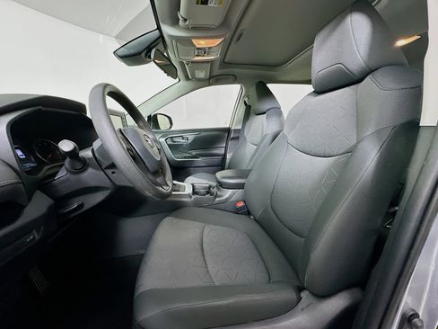 Used 2021 Toyota RAV4 XLE image 13