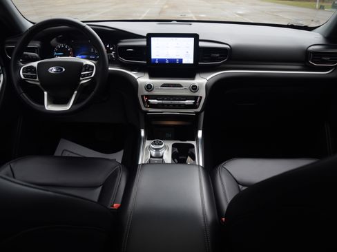 Used 2022 Ford Explorer XLT w/ Equipment Group 202A image 8