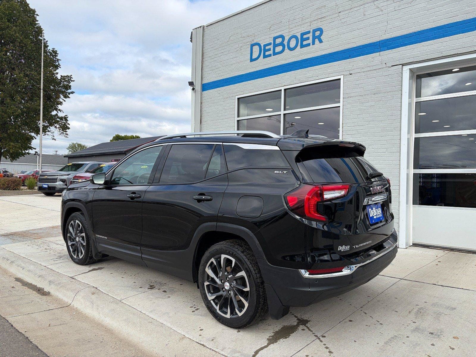 Used 2022 GMC Terrain SLT w/ Infotainment Package II AWD/4WD image 3