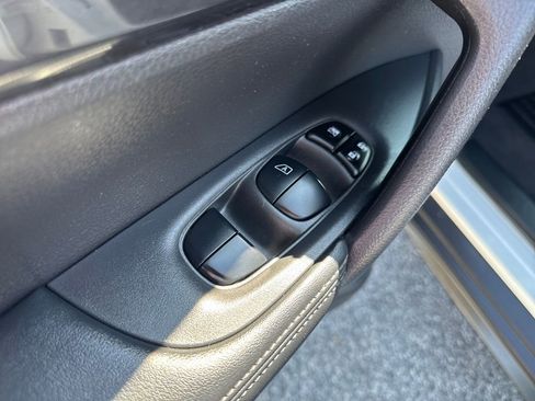 Used 2019 Nissan Rogue SV image 12