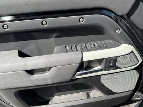 Used 2023 Land Rover Defender 130 X-Dynamic SE image 19