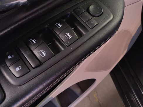 Used 2017 Dodge Grand Caravan SXT image 27