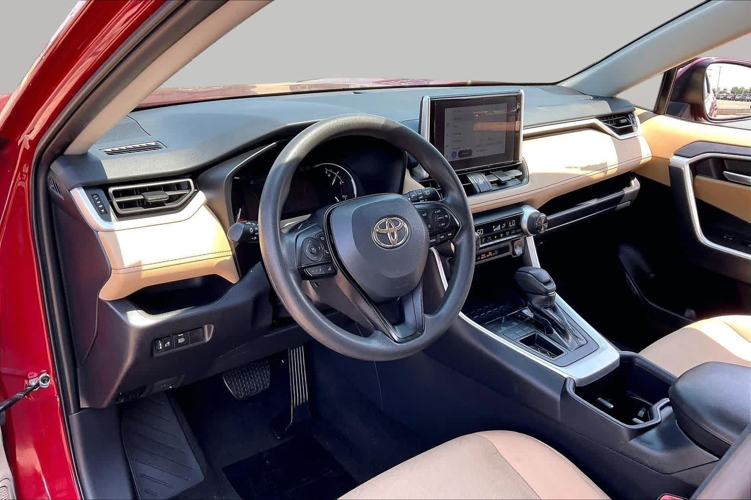 Used 2025 Toyota RAV4 XLE FWD image 17
