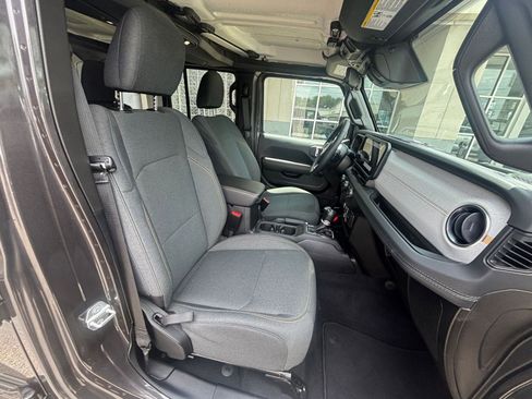 Used 2025 Jeep Wrangler Unlimited Sahara AWD/4WD image 36