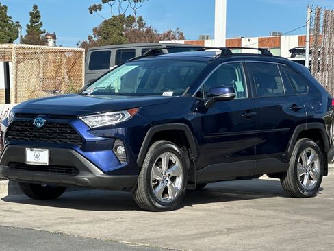 Used 2021 Toyota RAV4 XLE Premium image 8