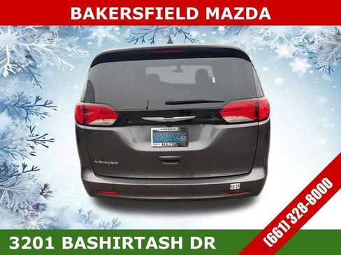 Used 2022 Chrysler Voyager LX image 4