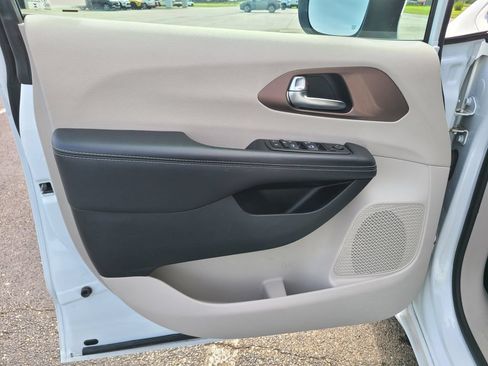 Used 2023 Chrysler Voyager LX FWD image 19