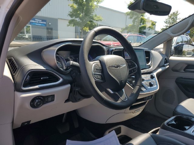 Certified 2024 Chrysler Pacifica Touring-L AWD/4WD image 20
