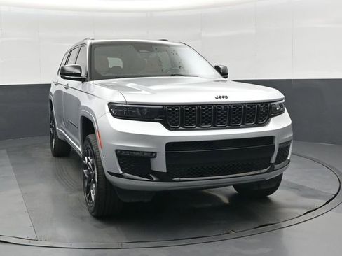 Used 2023 Jeep Grand Cherokee L Summit AWD/4WD image 10