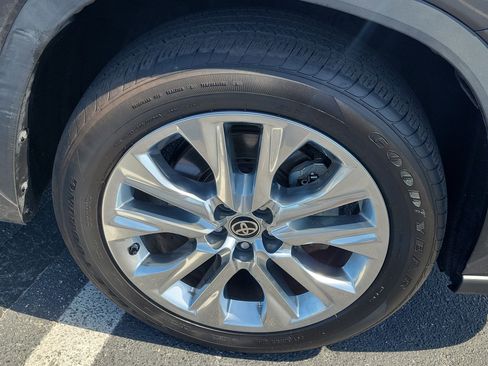 Used 2021 Toyota Highlander Limited FWD image 8