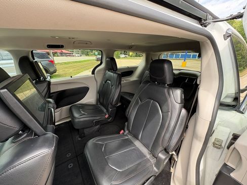 Used 2019 Chrysler Pacifica Touring-L Plus w/ Tire & Wheel Group FWD image 4