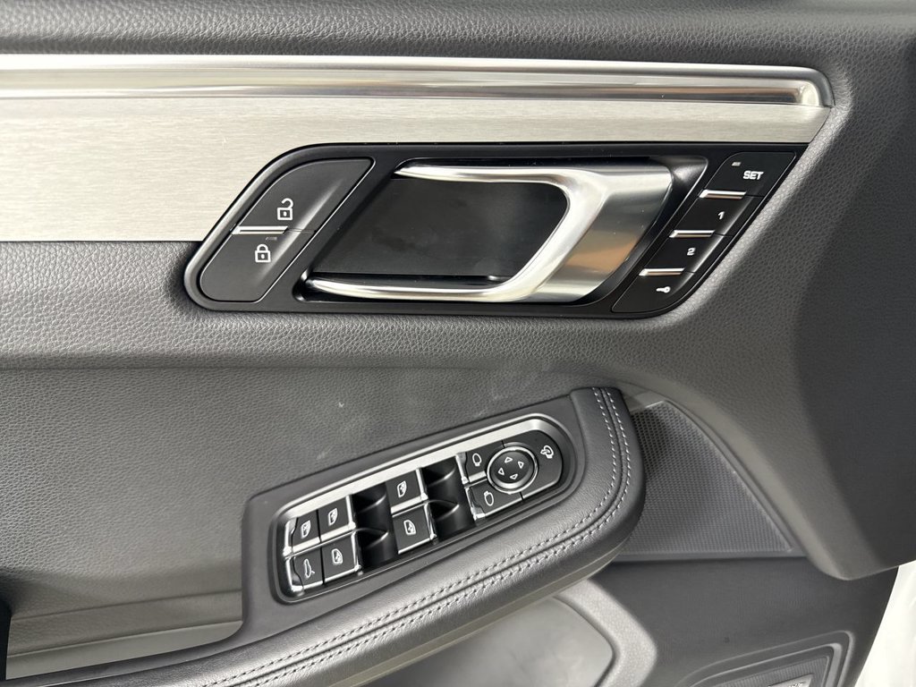 Certified 2024 Porsche Macan w/ Premium Plus Package AWD/4WD image 33