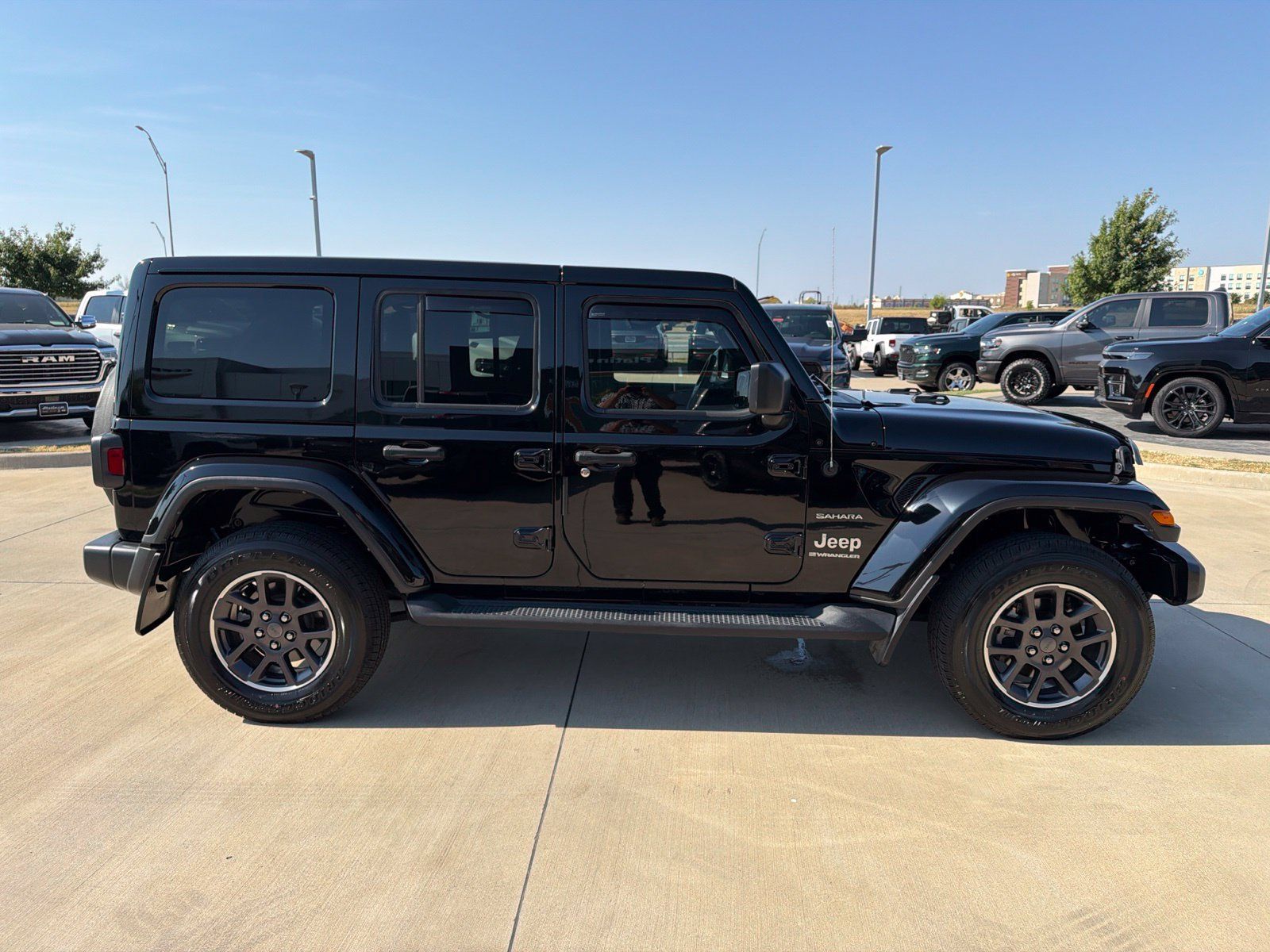 Used 2023 Jeep Wrangler Unlimited Sahara w/ Cold Weather Group AWD/4WD image 6
