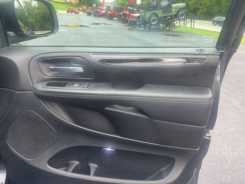 Used 2014 Dodge Grand Caravan SE FWD image 31