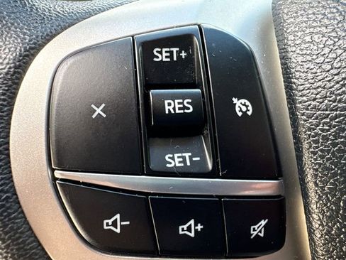 Used 2023 Ford Explorer XLT AWD/4WD image 28