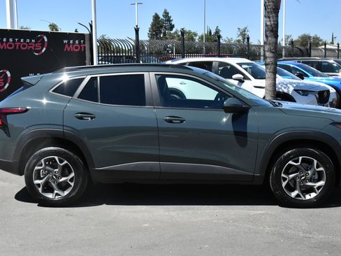Used 2025 Chevrolet Trax LT FWD image 9