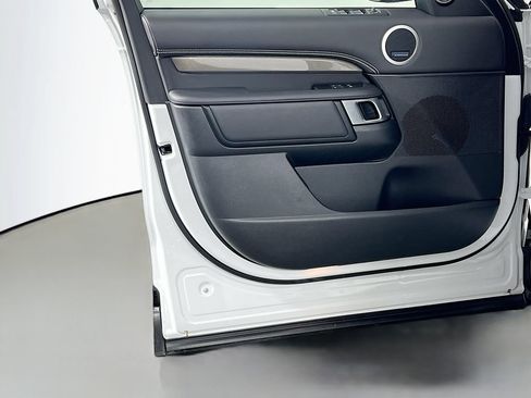 Certified 2025 Land Rover Discovery Metropolitan Edition AWD/4WD image 18