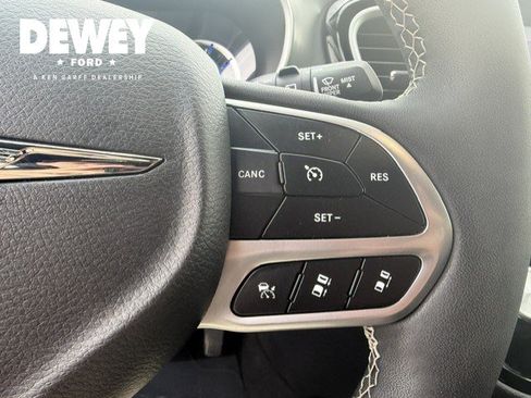 Used 2025 Chrysler Pacifica Select FWD image 17