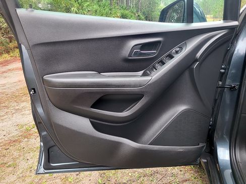 Used 2021 Chevrolet Trax LT w/ LT Convenience Package image 25