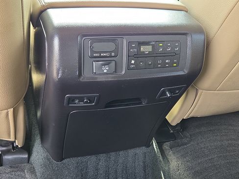 Used 2014 Toyota Sequoia Platinum RWD image 12
