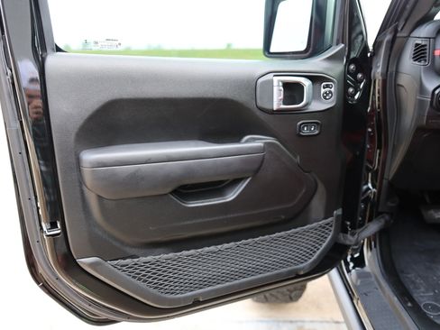 Used 2024 Jeep Gladiator Rubicon w/ Technology Group AWD/4WD image 41