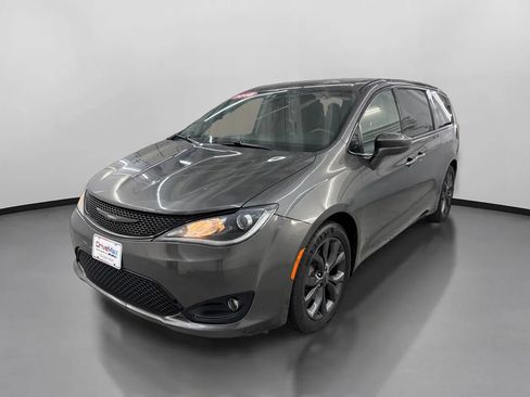Used 2018 Chrysler Pacifica Touring Plus w/ S Appearance Package FWD image 4