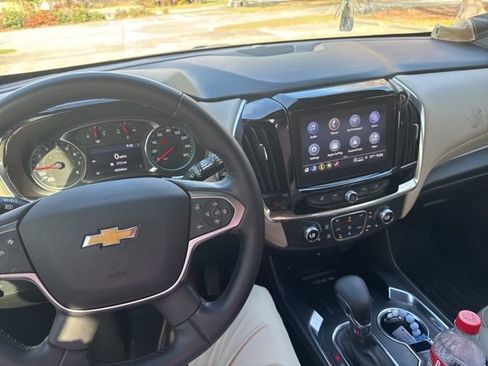 Used 2023 Chevrolet Traverse LT image 11