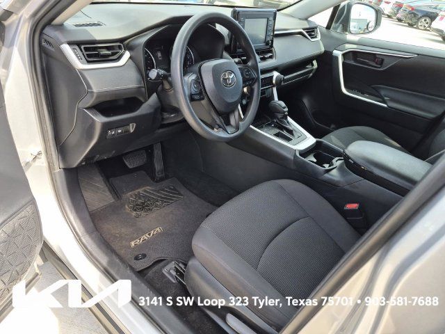 Used 2019 Toyota RAV4 LE FWD image 17