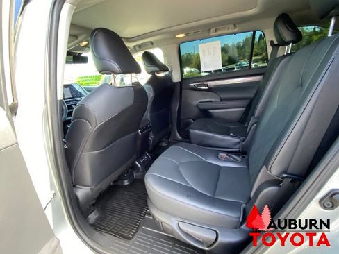 Used 2022 Toyota Highlander Platinum AWD/4WD image 32