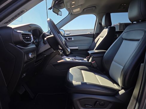 Certified 2022 Ford Explorer XLT w/ Equipment Group 202A image 10