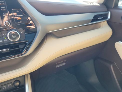 Used 2022 Toyota Highlander XLE image 30