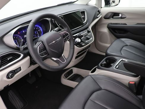 Used 2024 Chrysler Pacifica Touring-L image 14